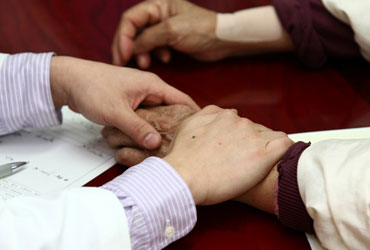 대구자생한방병원 자생치료의 특징-환자 손을 잡아 건강상태를 체크 하고 있는 의사의 모습